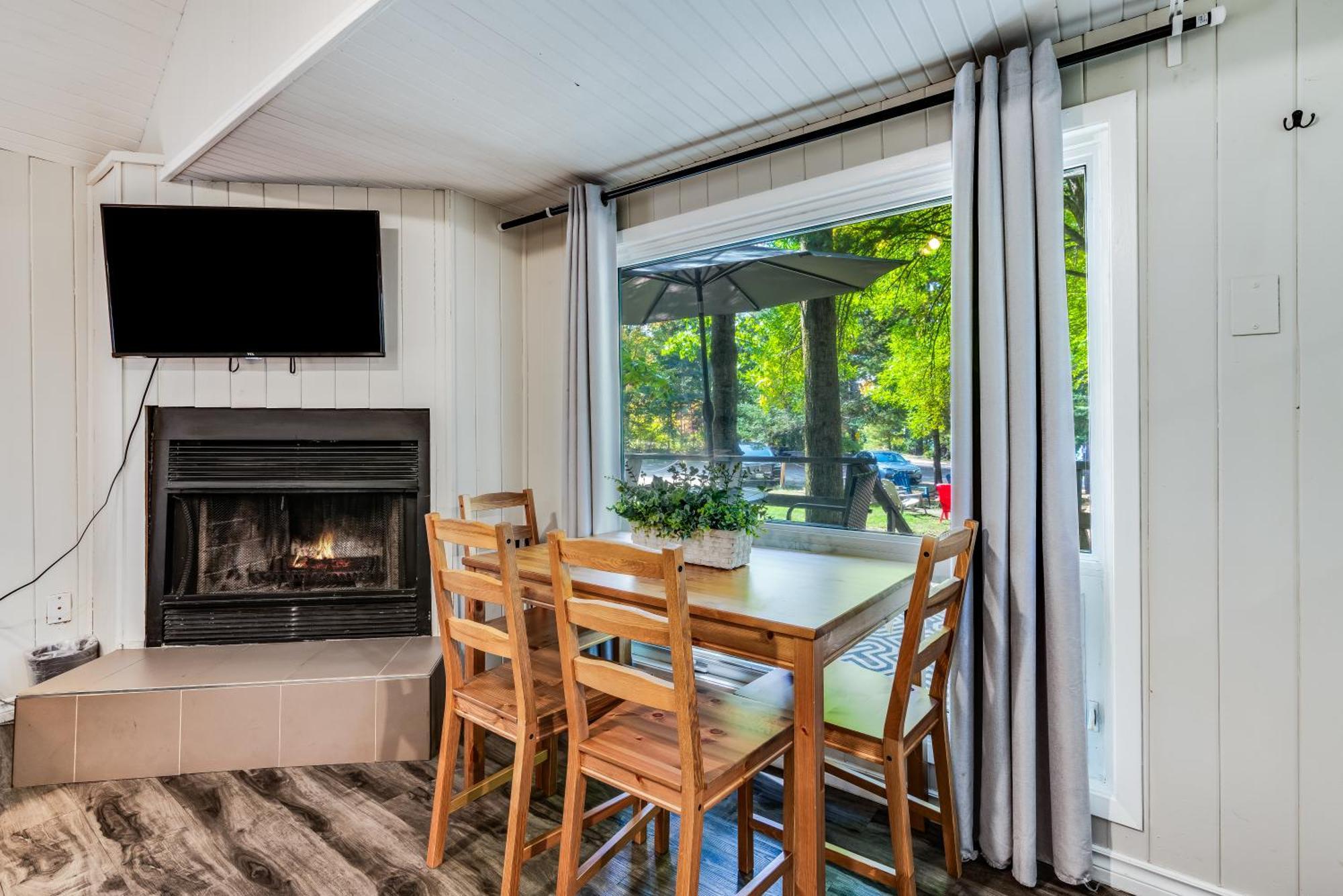 Muskoka Waterfront Retreat Villa Dwight Екстериор снимка