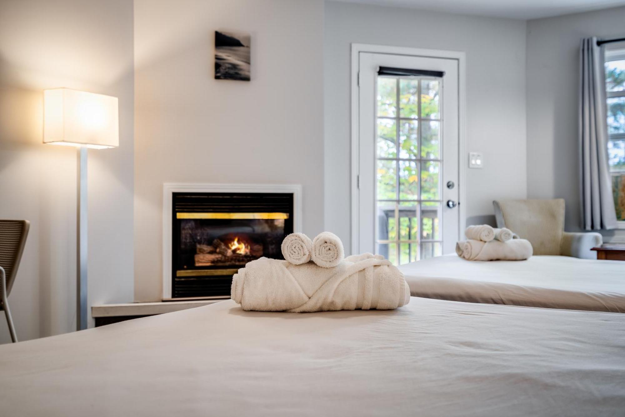 Muskoka Waterfront Retreat Villa Dwight Екстериор снимка