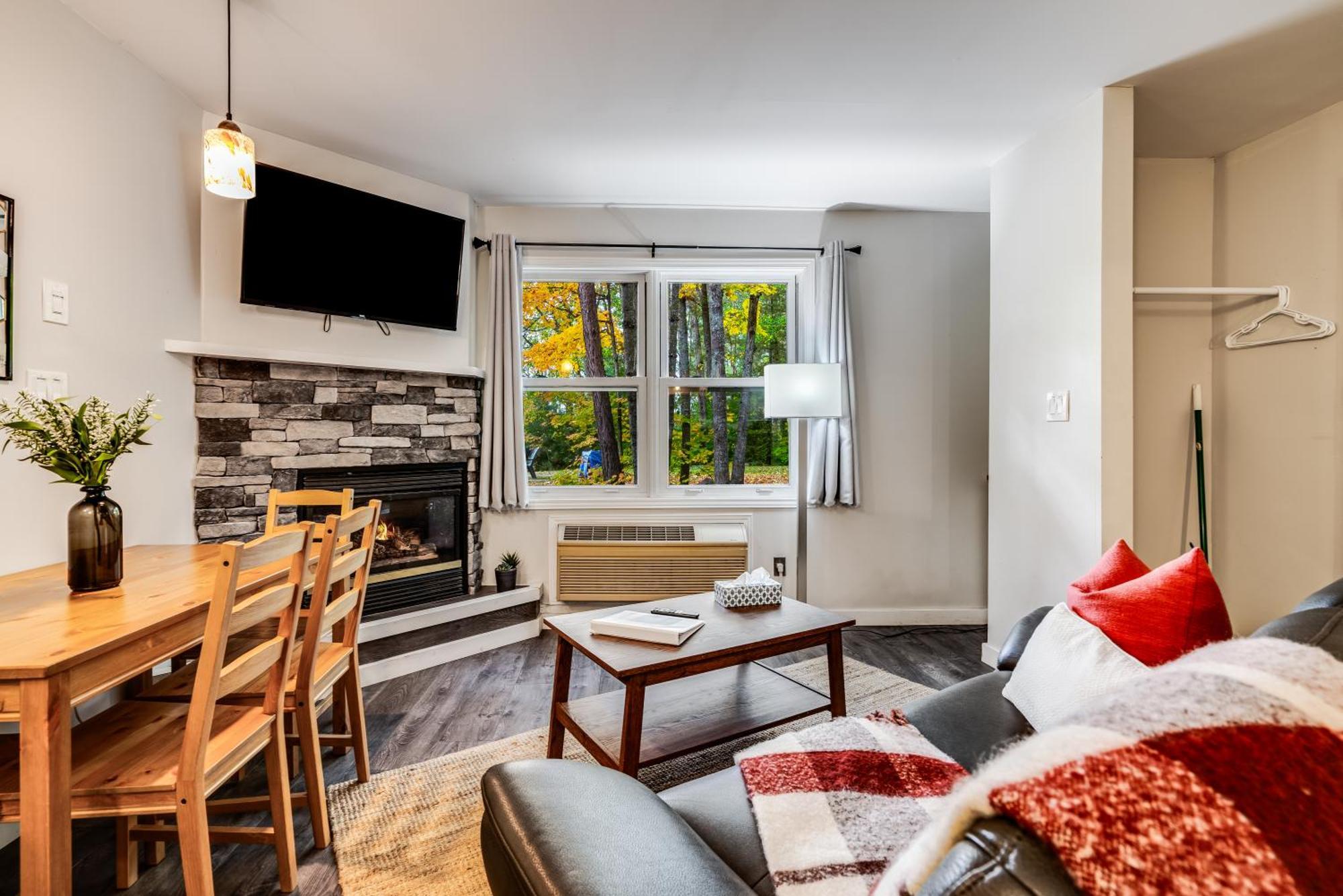 Muskoka Waterfront Retreat Villa Dwight Екстериор снимка